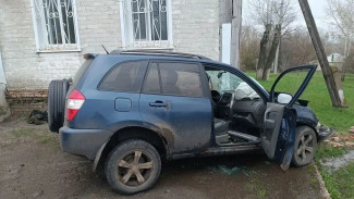 В Воронежской области Chery Tiggo вылетел в кювет и врезался в аптеку