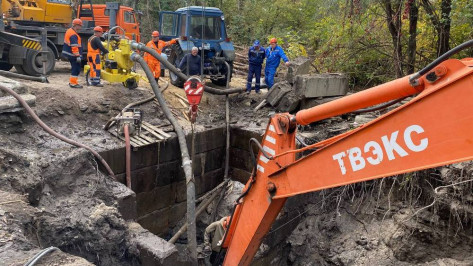 Специалисты приступили к починке водопровода в Советском районе Воронежа