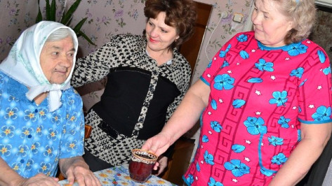 В Грибановском районе «удочерили» трех бабушек