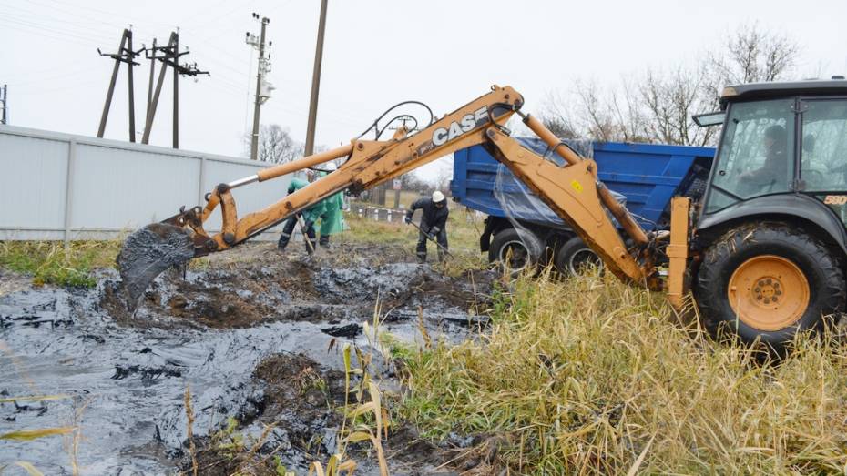 В нижнедевицком поселке ликвидируют яму с креозотом 50-летней давности