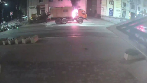 В Воронеже мужчина поджег грузовик строительной компании