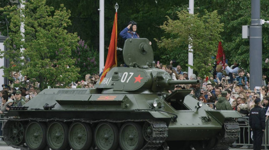 Губернатор Александр Гусев поздравил воронежского ветерана Николая Борисова с днем рождения