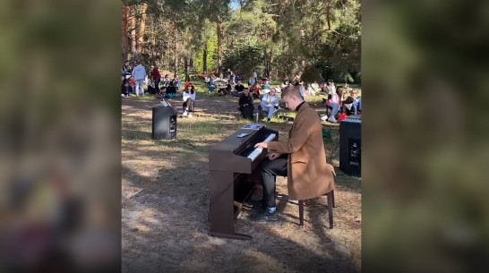 Молодой пианист устроил концерт на берегу водохранилища в Воронеже