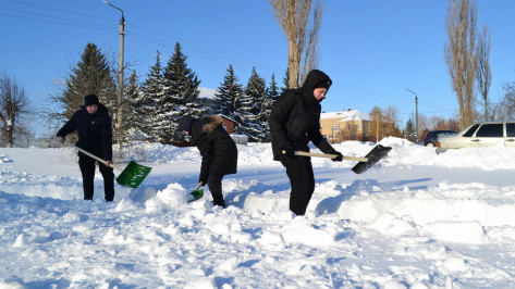 Бутурлиновские волонтеры помогли с уборкой снега пожилым и семьям участников СВО