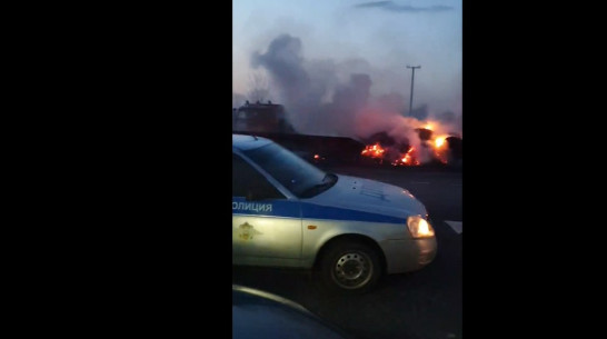 Грузовик с сеном загорелся на трассе в Панинском районе
