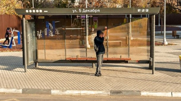 Труп женщины обнаружили на автобусной остановке в Ленинском районе Воронежа