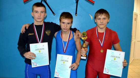 На всероссийском турнире репьевские борцы завоевали «золото» и «бронзу»
