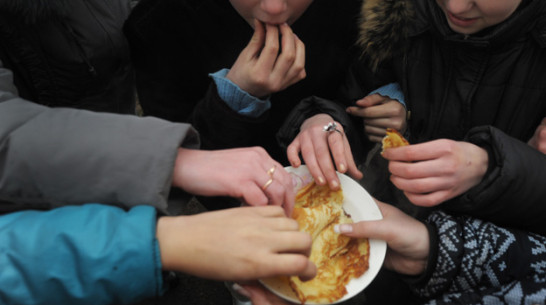 В селе Нижнее Турово блины на скорость пекли мужчины и одна дама