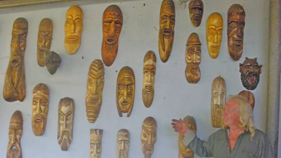 Житель Кантемировки сделал более 100 деревянных масок