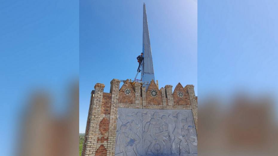 Житель россошанского села отремонтировал шпиль на мемориальном комплексе