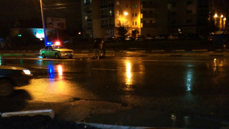 В Воронеже на улице Шишкова водитель иномарки насмерть сбил 32-летнюю женщину