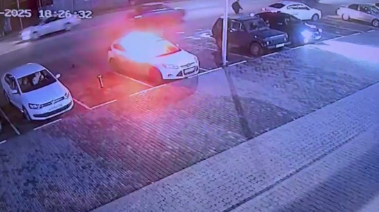 В Воронежской области мужчина лопатой разбил стекло Ford и поджег автомобиль