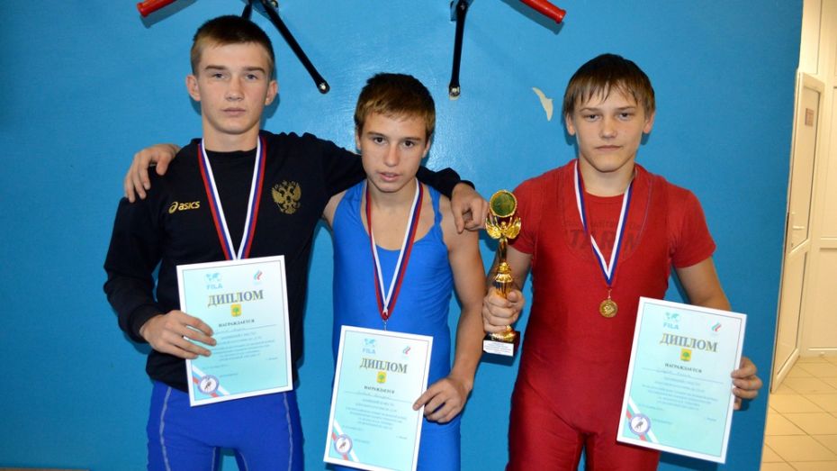 На всероссийском турнире репьевские борцы завоевали «золото» и «бронзу»