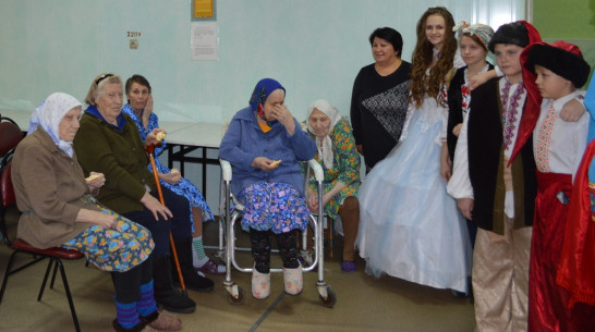 Репьевские школьники показали спектакль в доме-интернате для пожилых людей