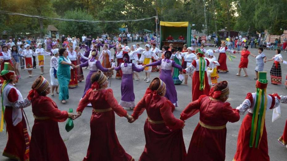 В Ольховатском районе впервые проведут фестиваль семейного творчества «Ромашковый рай»