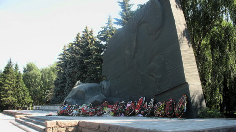 Липецкая фирма подготовит проект сохранения братской могилы у памятника Славы в Воронеже