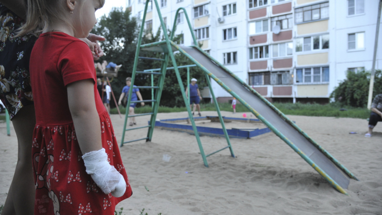 Пришлось накладывать швы. В Воронеже 4-летняя девочка повредила руку на детской горке 