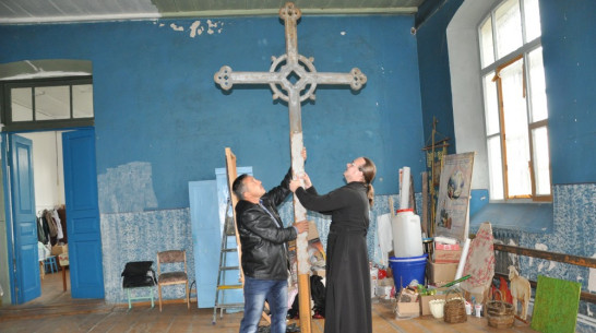 Найденный в озере двухметровый крест установили у храма в Воронежской области
