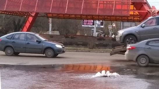 В Воронеже дорогу на памятнике Славы залило водой из-за прорыва трубопровода