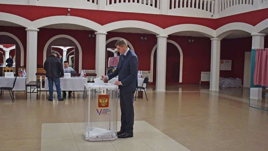 Глава Лискинского района Игорь Кирнос проголосовал на выборах Президента РФ