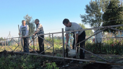 Глава Воронежской области призвал обустроить подъезды к кладбищам