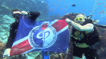 Фанаты воронежского «Факела» нырнули с флагом клуба на дно Красного моря