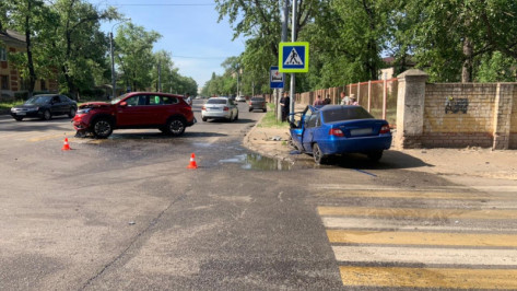 Два водителя пострадали в автоаварии на улице Ростовской в Воронеже
