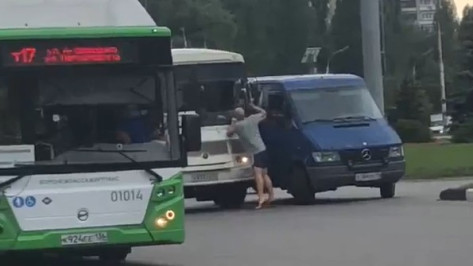 Водители ПАЗа и фургона Mercedes устроили потасовку на проезжей части в Воронеже