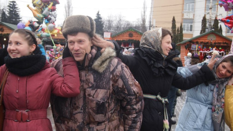 Воронежцы хватали соседей за уши во время хоровода