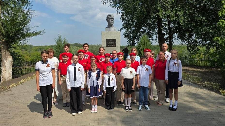 В Верхнемамонском районе вологодские школьники почтили память погибшего в годы ВОВ земляка