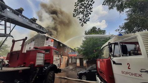 Пожарным пришлось перекрыть дорогу из-за возгорания отеля в Воронеже
