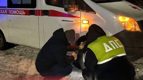 Воронежские полицейские помогли водителю скорой помощи