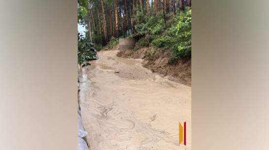 Селевой поток вновь засыпал песком машину в Ямном под Воронежем