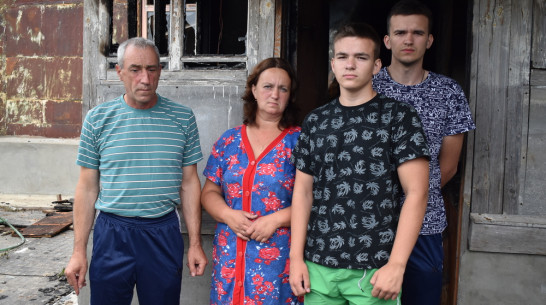 У многодетной семьи из борисоглебского села Боганы при пожаре сгорел дом