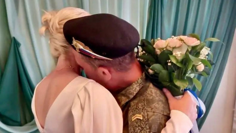 Девушка уехала в зону СВО на бронетранспортере ради воронежского бойца