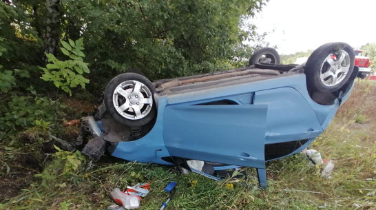 В Воронежской области опрокинулся автомобиль KIA: пострадали водитель и 12-летний пассажир