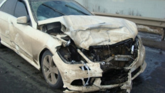 В Воронеже на повороте на Репное столкнулись «Мерседес» и «Рено»