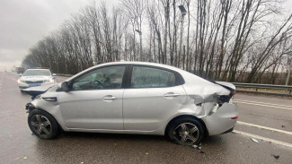 Под Воронежем 27-летняя пассажирка легковушки пострадала после въезда машины в отбойник