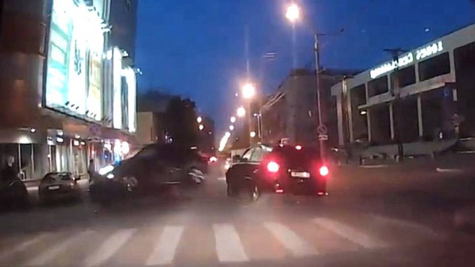 В сети появилось видео с перевернувшейся в центре Воронежа иномаркой