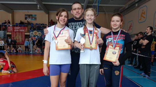 Эртильские девушки-борцы привезли «золото», 2 «серебра» и «бронзу» с межрегионального турнира