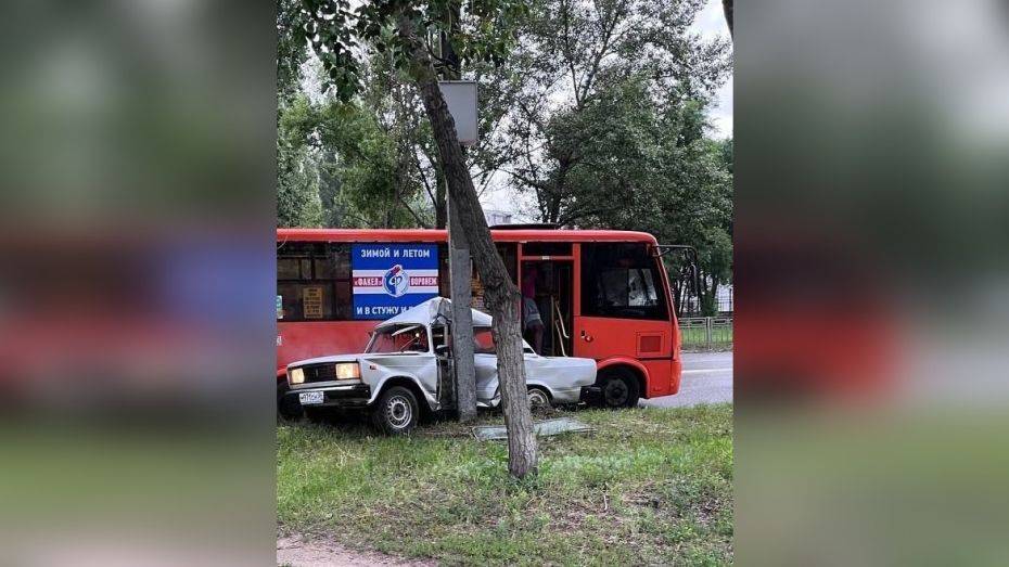 В Воронеже умер в больнице пенсионер, влетевший на ВАЗе в автобус и столб на Хользунова