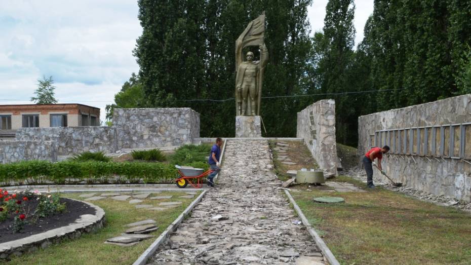 В Репьевке отремонтируют мемориал погибшим в годы ВОВ землякам
