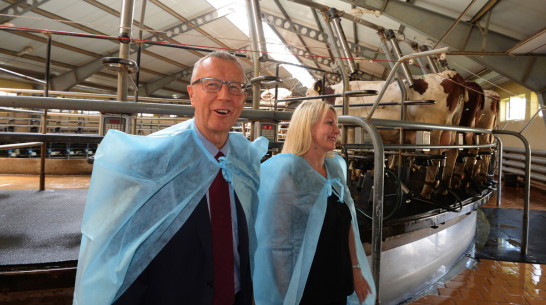 Посол Новой Зеландии оценил работу оборудования на ферме воронежского «Молвеста»