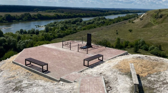 В Лискинском районе благоустроили территорию у мемориала Герою СССР Чолпонбаю Тулебердиеву