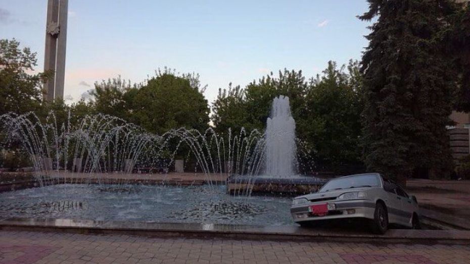 Сотрудники воронежского водоканала осмотрели фонтан на площади Победы после ДТП