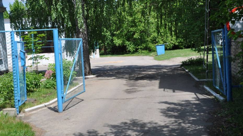 В Воронежской области на территории предприятия нашли тело мужчины