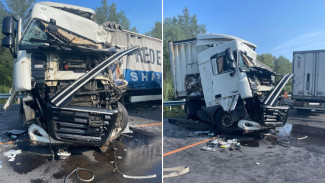 Три тяжелых грузовика столкнулись на трассе в Воронежской области