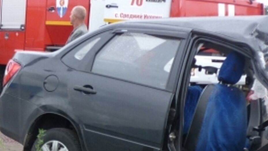 Двое пассажиров «Лады» погибли в ДТП с грузовиком в Воронежской области