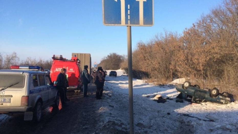 При опрокидывании «ВАЗа» в Воронежской области один человек погиб и двое пострадали