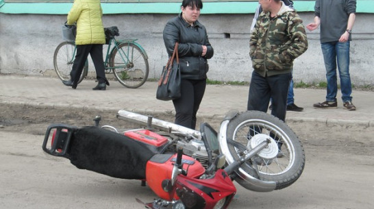 В Боброве мотоциклист врезался в легковой автомобиль